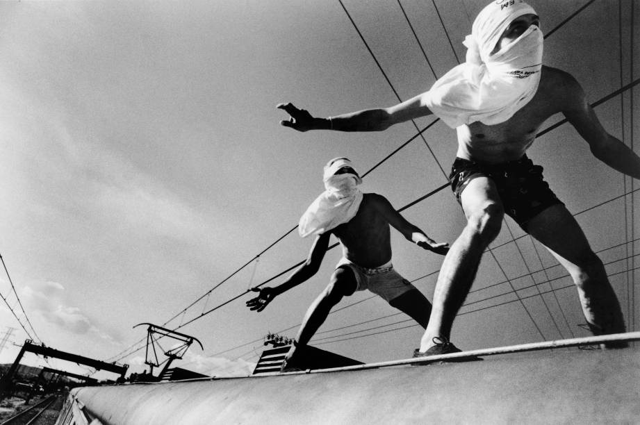 Foto de Rogério Reis, da série Surfistas de Trem: parte do acervo da Maison Européenne de la Photographie, em Paris