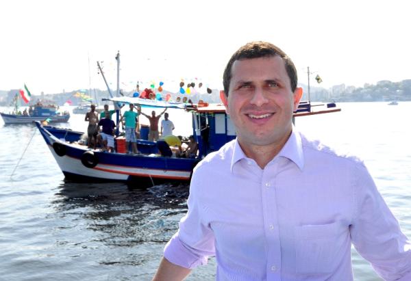 Secretário estadual de Saúde, Felipe Peixoto dispensa carro e usa as barcas para trabalhar