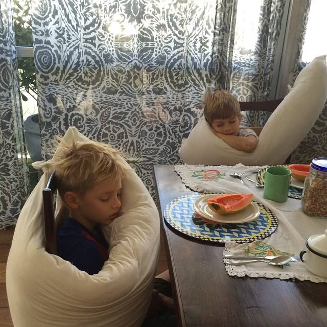 Fernanda Lima mostra truque para manter os filhos à mesa de café da manhã, ainda que “dormindo em pé”