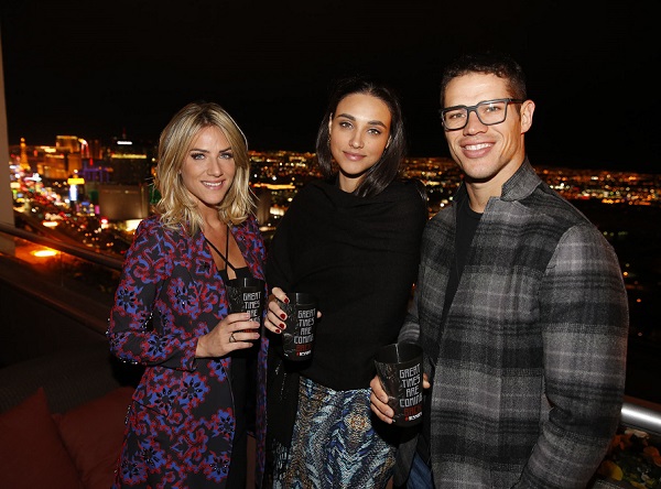 Time seleto de celebridades é escolhido para assistir à volta de Anderson Silva ao UFC, neste sábado (31), e se diverte em Las Vegas