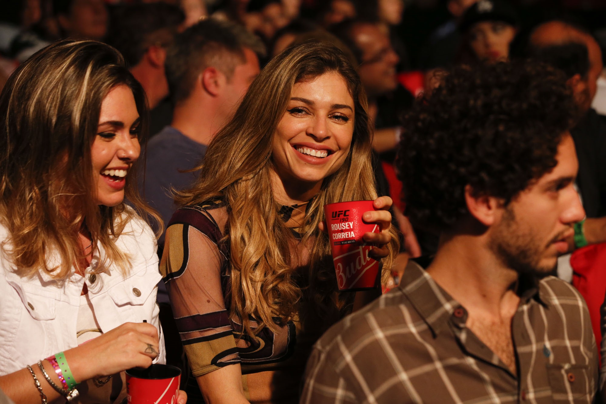 Grazi Massafera evita cruzar com Cauã Reymond e com o ex-affair Flavio Canto no UFC 190