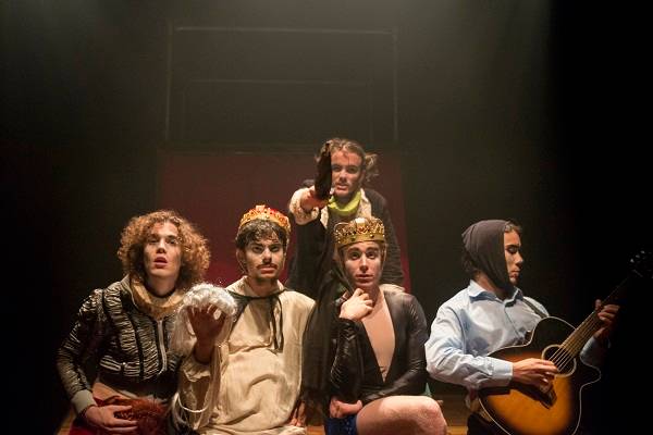 Duas adaptações de obras de Shakespeare em cartaz na cidade apostam no clima de galhofa. Saiba quais são