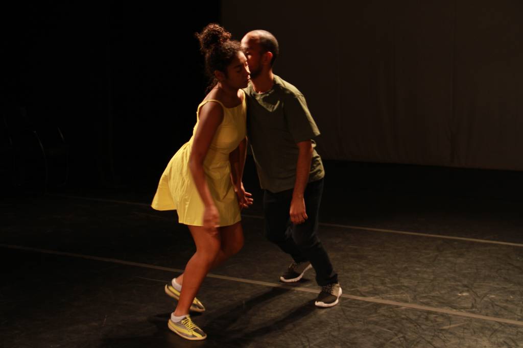 Agora: coreografia sob direção artística de Ivana Menna Barreto Agora: coreografia sob direção artística de Ivana Menna Barreto