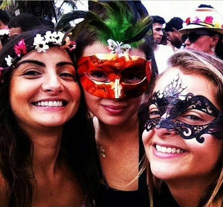 Ísis Valverde curte bloco de Carnaval no Rio usando máscara e passa despercebida pela multidão