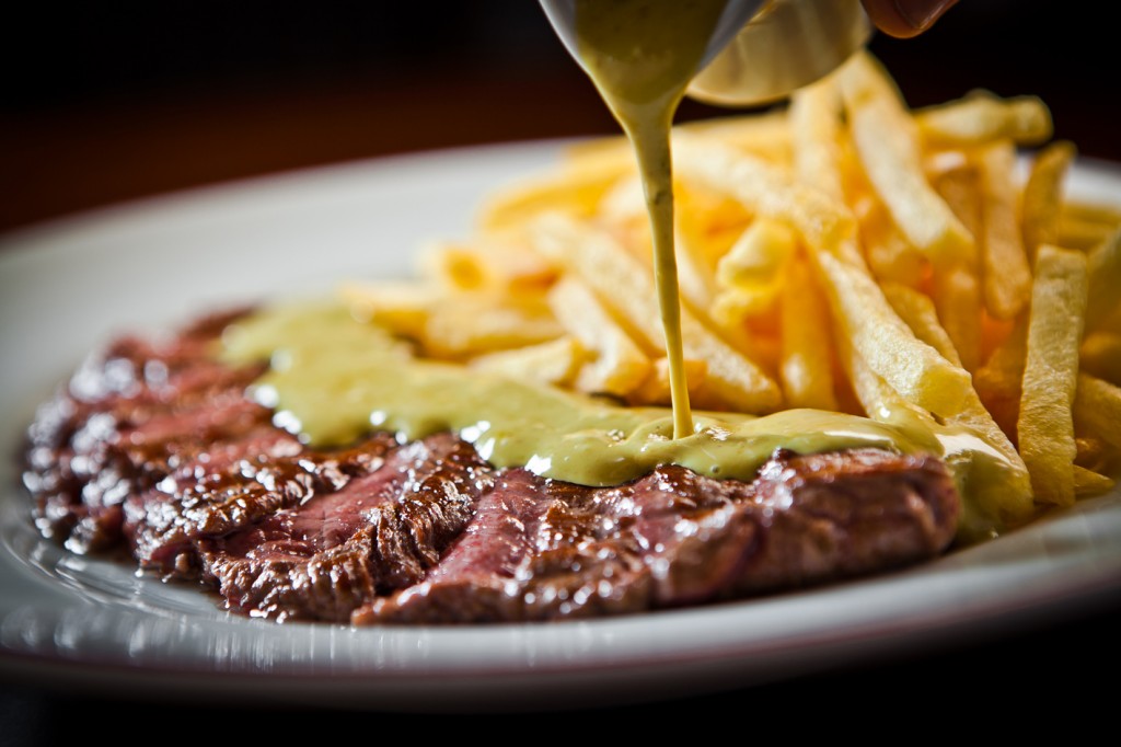 Contrafilé, molho e batata frita: o prato do L'entrecôte de Pais 