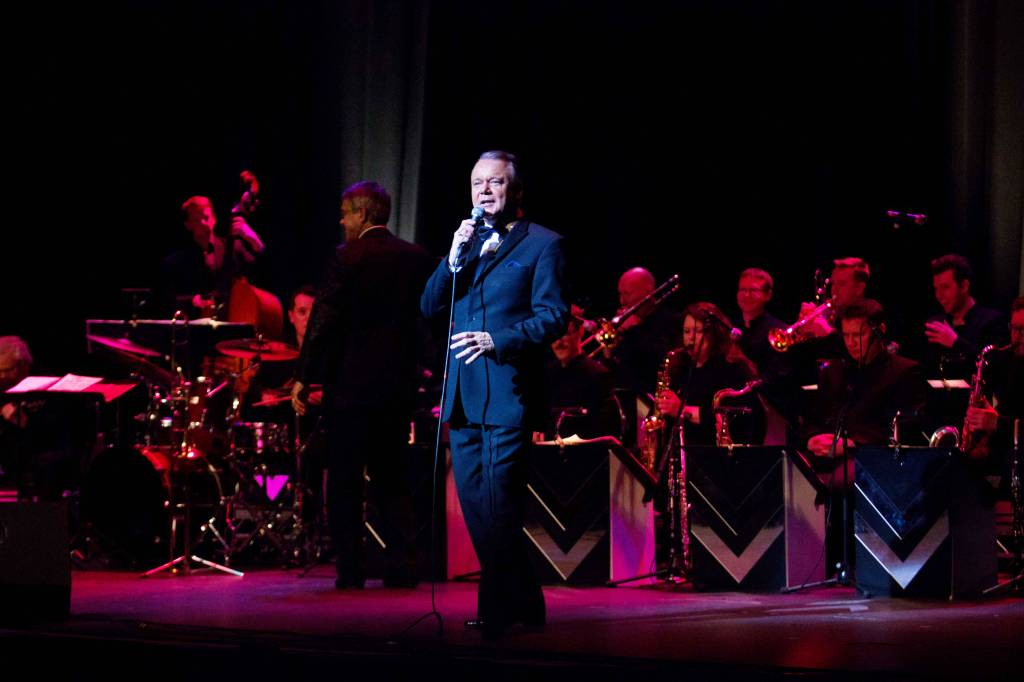 Show-tributo revive clássicos de Frank Sinatra no Municipal