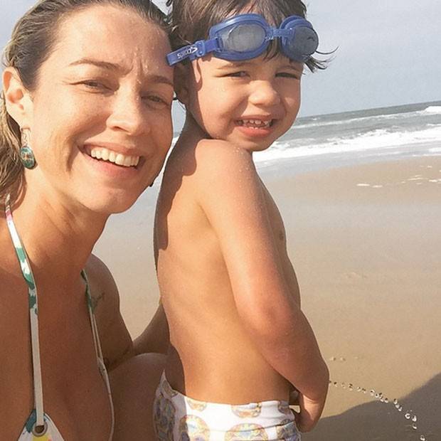 Luana Piovani causa nova polêmica nas redes sociais ao postar foto do filho fazendo xixi na praia. Veja a imagem, que foi deletada, e entenda a confusão