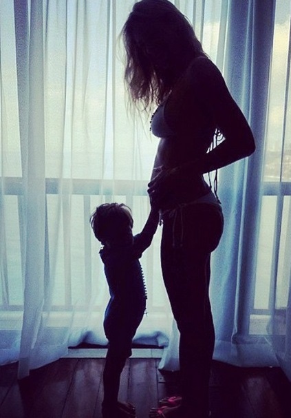 Luana Piovani, grávida de gêmeos, nega inseminação artificial: “O tratamento que fizemos podemos chamar de ‘pimba na gorduchinha’”