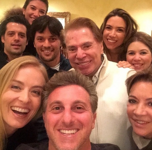 Luciano Huck ataca de tiete e faz selfie com Silvio Santos, dono do SBT