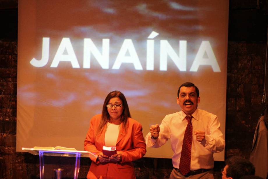 Kátia Camello e Alexandre Lino: encenação de um culto evangélico Kátia Camello e Alexandre Lino: encenação de um culto evangélico