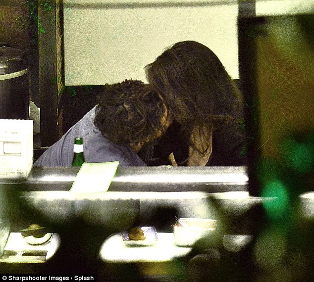 Orlando Bloom é flagrado aos beijos com atriz brasileira em restaurante na Califórnia