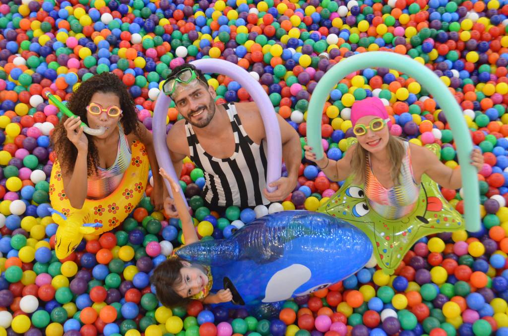 Pool party em gigantesca piscina de bolinhas anima o verão dos pequenos
