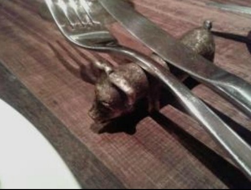 Marcelo Torres, do Giuseppe Grill, se vê às voltas com o sumiço dos simpáticos apoios de talher do restaurante, em formato de porquinho