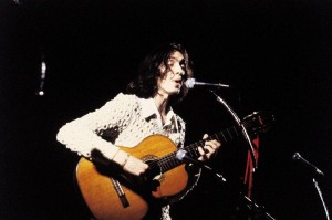 O m&uacute;sico em foto de Antonio Augusto Fontes, tirada em 1981: um inspirado maluco beleza