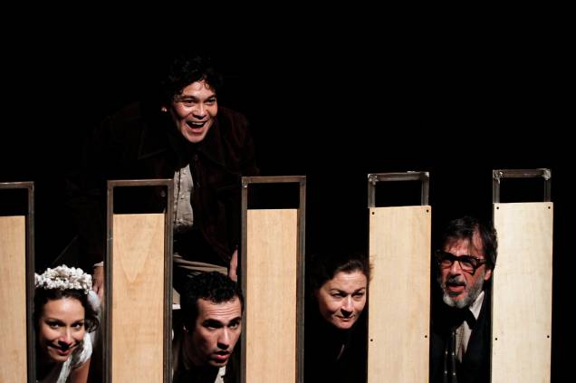 2500 por Hora: a história de mais de dois milênios de teatro contada em uma sessão 2500 por Hora: a história de mais de dois milênios de teatro contada em uma sessão