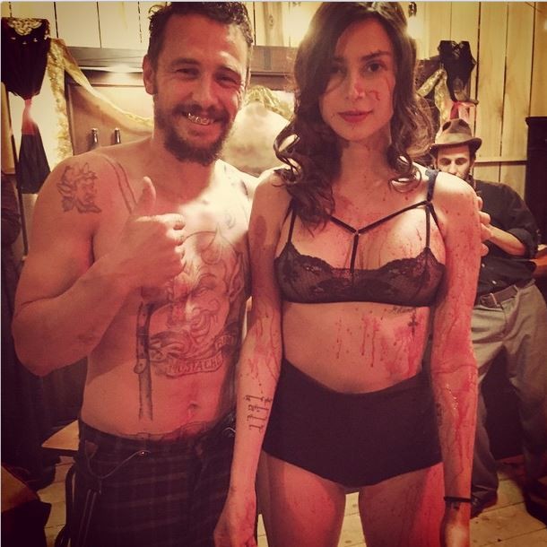 Thaila Ayala aparece de lingerie, toda ensanguentada, em foto ao lado do ator americano James Franco