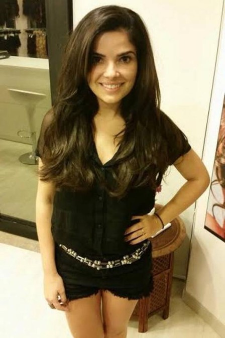 Vanessa Giácomo aparece com novo visual e magrinha dois meses após dar à luz