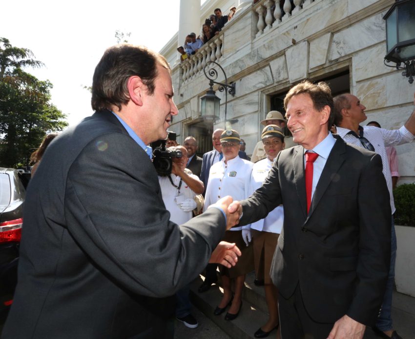 Eduardo Paes passa o cargo a Marcelo Crivella