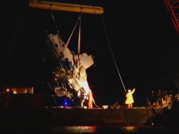 Retirada de avião do mar em Paraty prossegue nesta segunda (23)