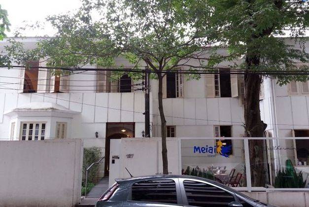 Homens invadem albergue e roubam turistas em Botafogo
