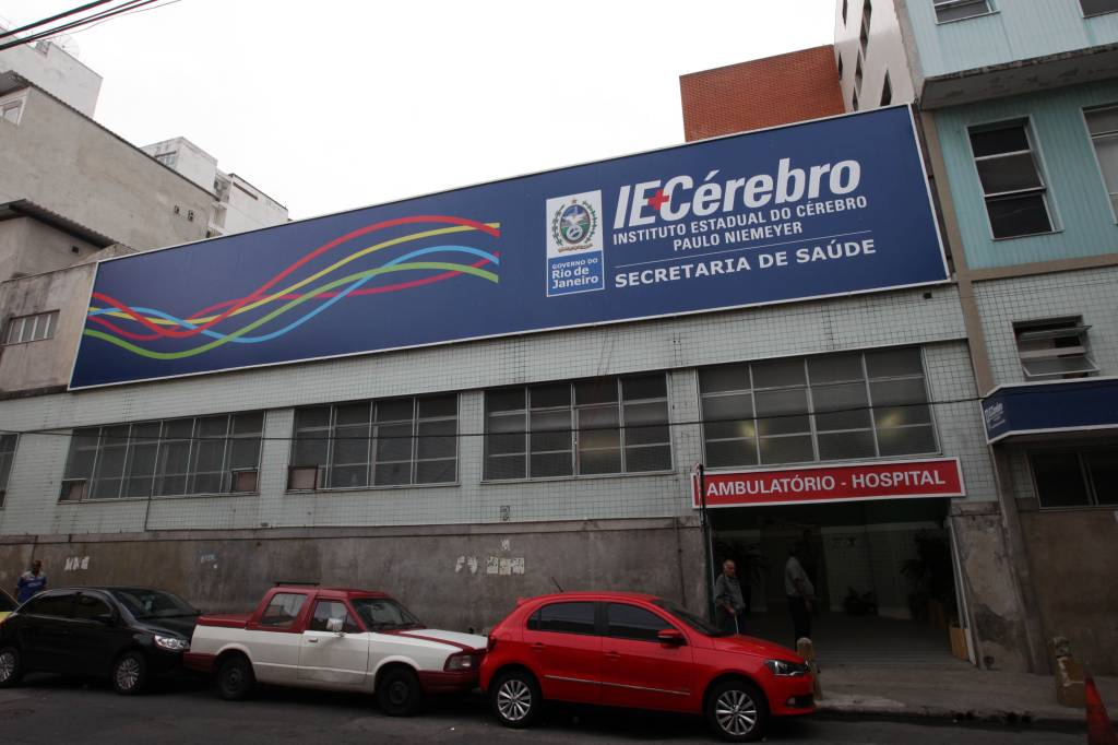 Terceirizados protestam em frente ao Instituto do Cérebro