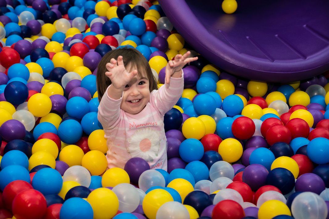 BarraShopping recebe piscina de bolinhas com 7 tobogãs