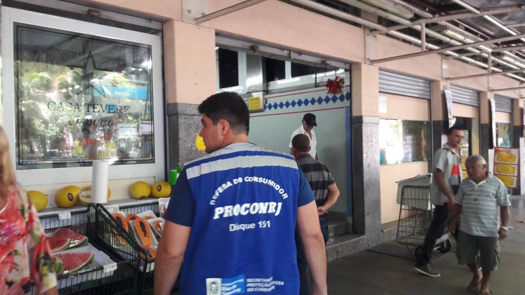 Procon-RJ autua supermercado e padaria