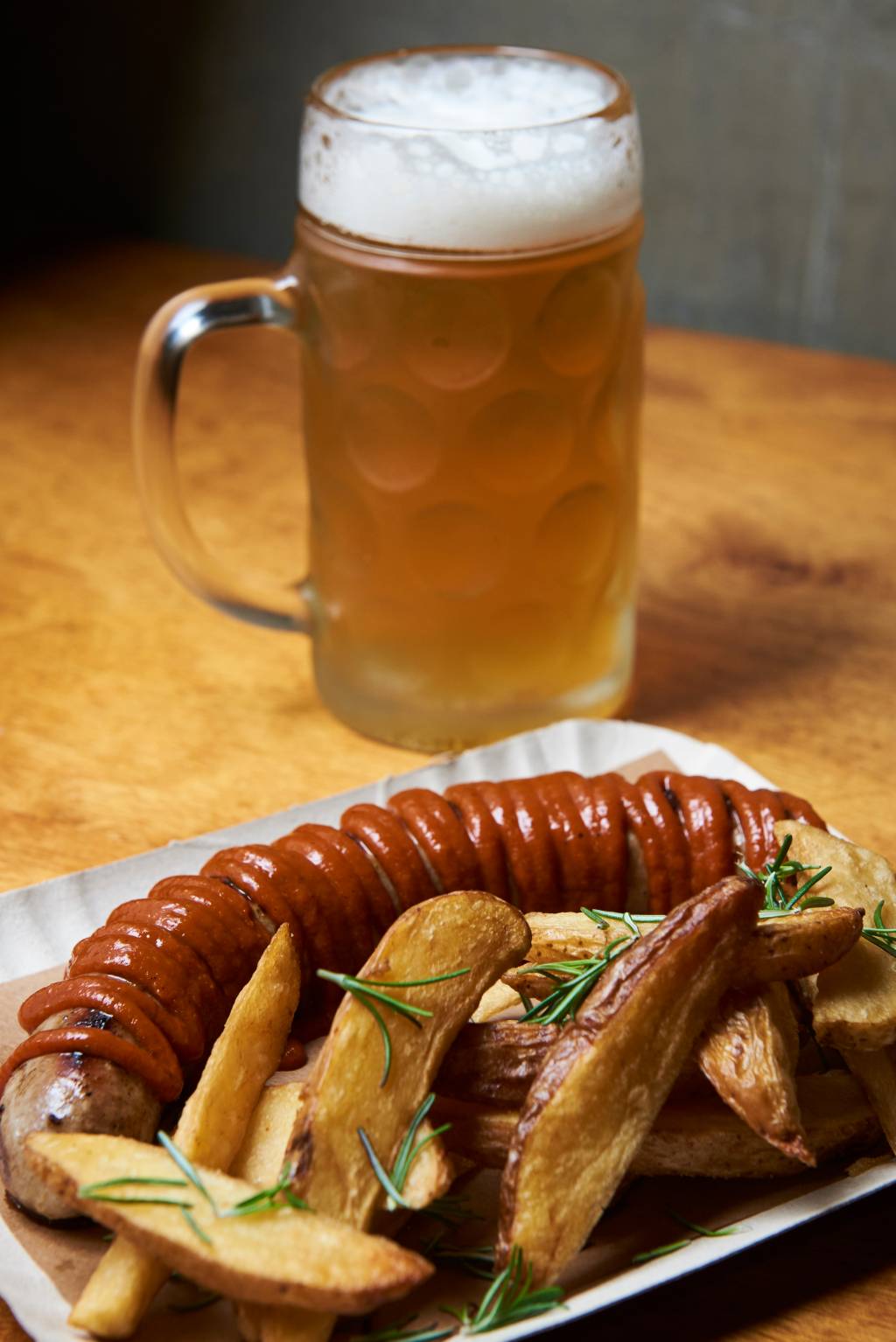 Muito prazer, currywurst: saiba onde provar o petisco alemão