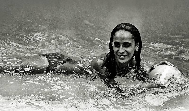 Livro “Então, Maria Bethânia” reúne mais de 400 fotos da cantora