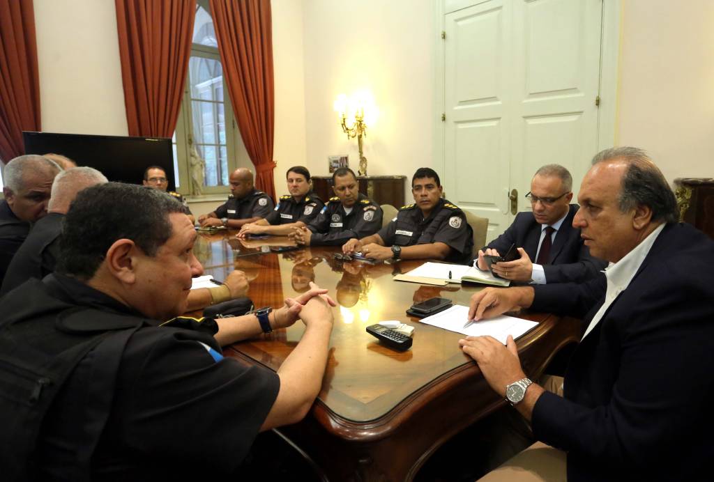 Pezão balança, acuado por desventuras em série