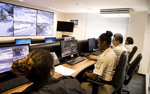 Guarda Municipal prende 5 pessoas e apreende 3 em blocos