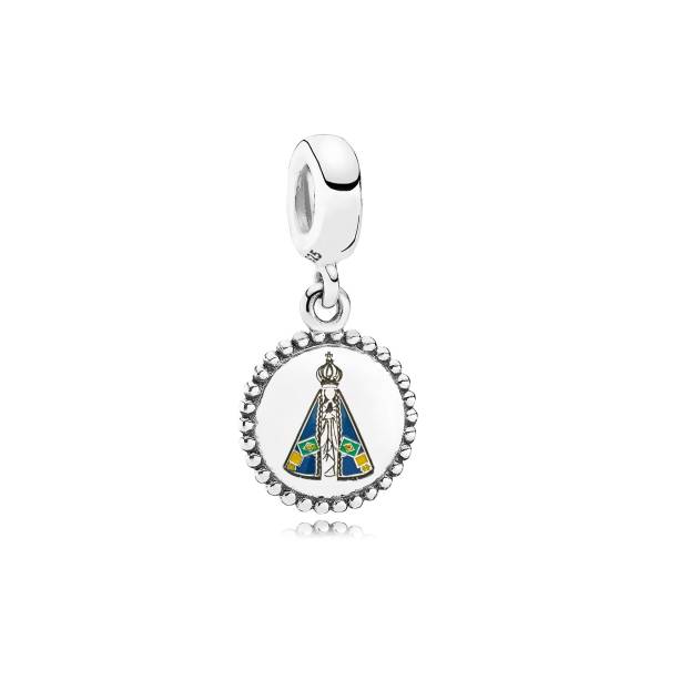 A joia<i> </i>Nossa Senhora Aparecida traz a imagem da Padroeira do Brasil em prata de lei no centro do charm pendente, onde o manto ganha destaque com esmalta&ccedil;&atilde;o nas cores da bandeira do Brasil &ndash; verde, amarelo e verde.