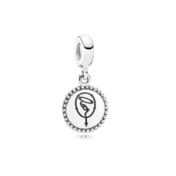 O&nbsp;charm de <span>Nossa Senhora de F&aacute;tima </span>&eacute; delicado, com design clean. A imagem da santa junto com o ter&ccedil;o &eacute; feita em relevo no centro da joia.