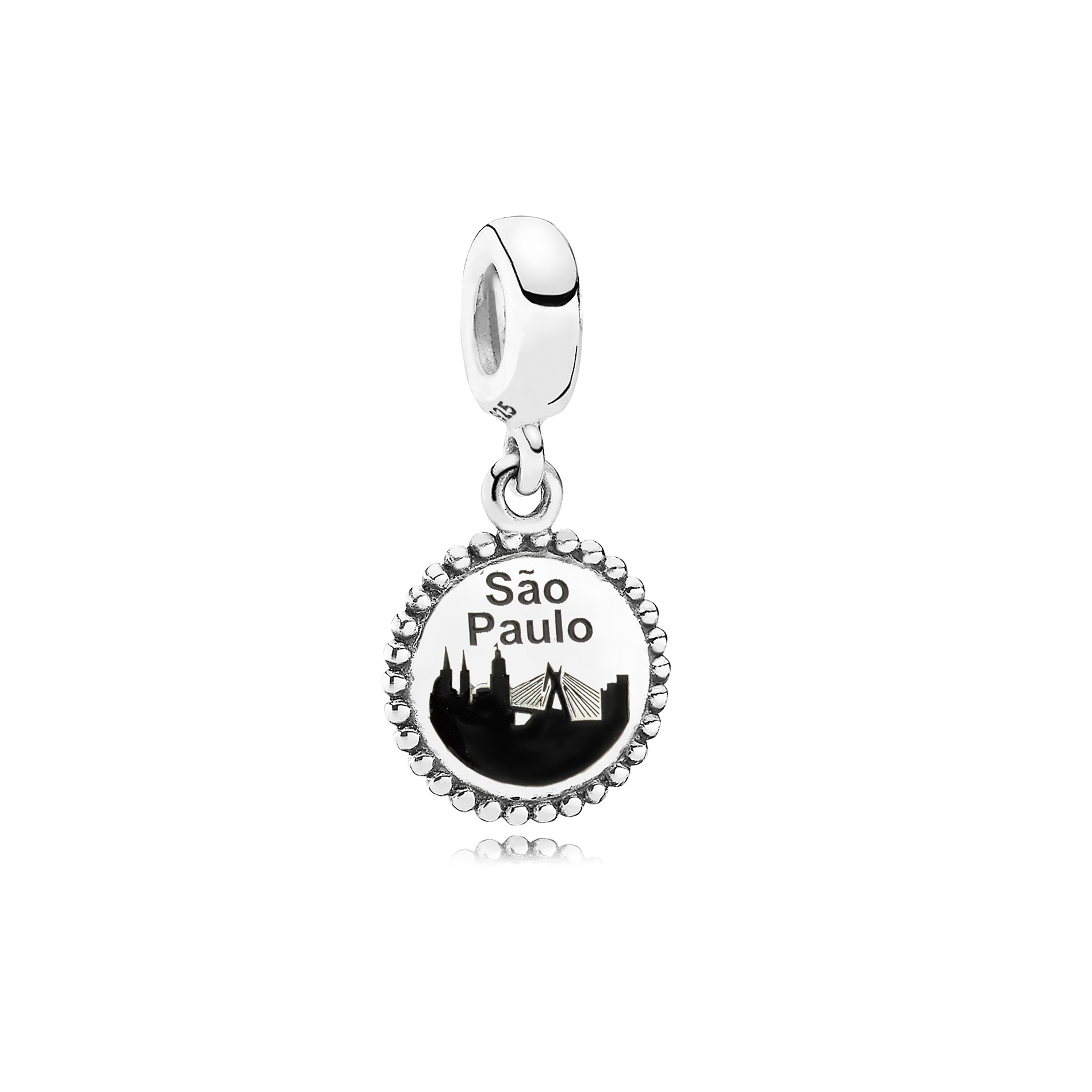O charm homenageia uma das pontes s&iacute;mbolo de S&atilde;o Paulo, a Estaiada, com desenho em relevo no centro da joia de prata de lei.