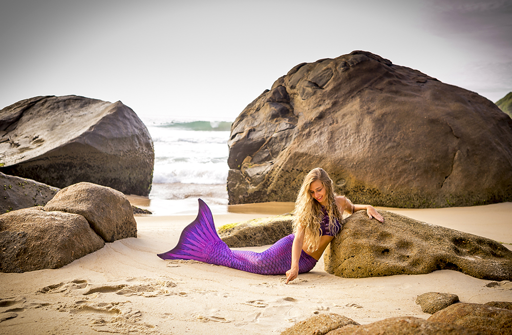 Aulas de sereísmo e fotos com cauda de sereia viram mania