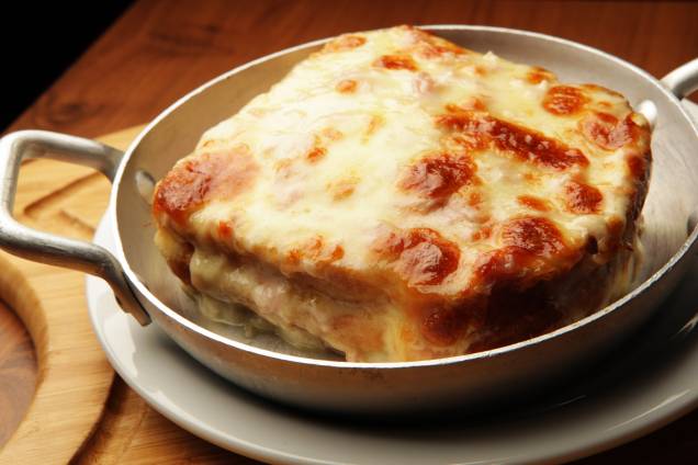 Croque-monsieur: clássico francês, é uma espécie de misto-quente gratinado com molho bechamel Croque-monsieur: clássico francês, é uma espécie de misto-quente gratinado com molho bechamel