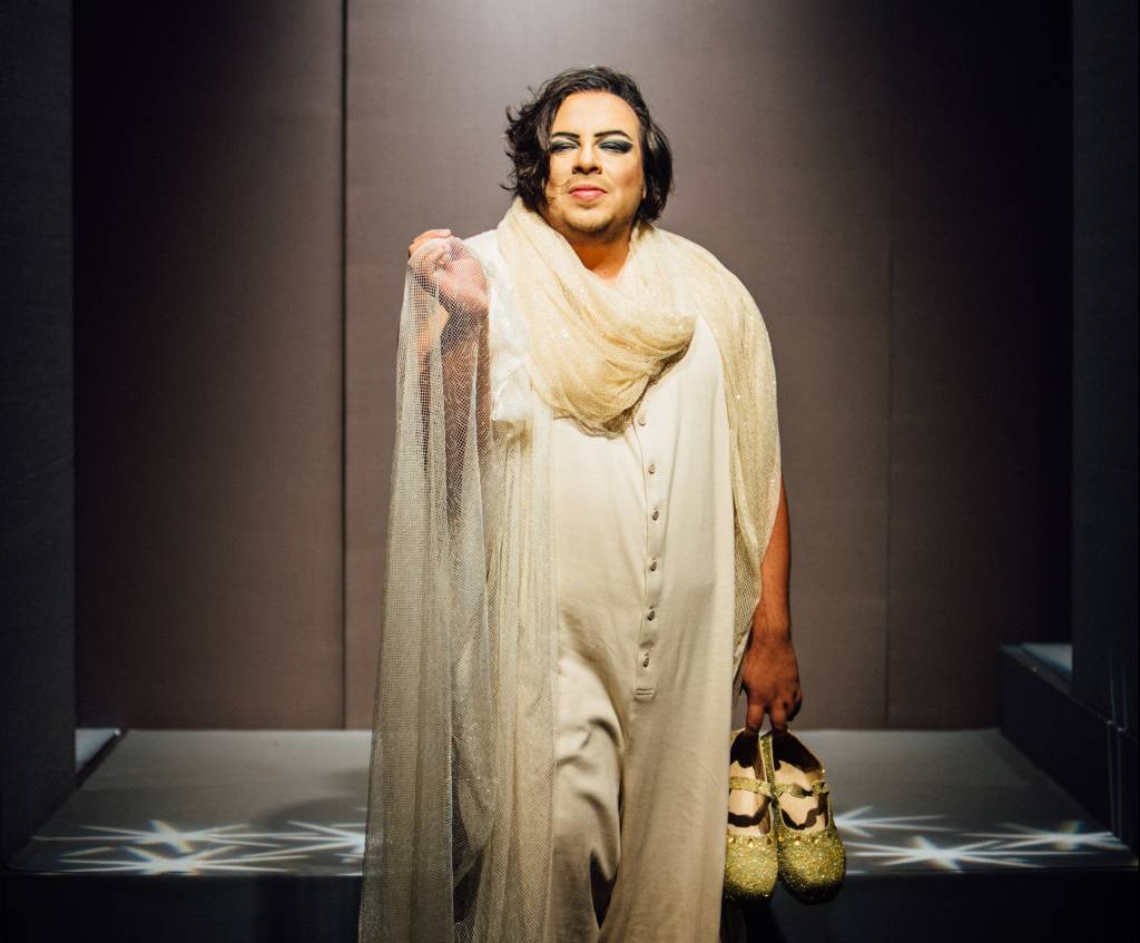 Crítica: Luis Lobianco brilha em peça sobre transfobia no CCBB