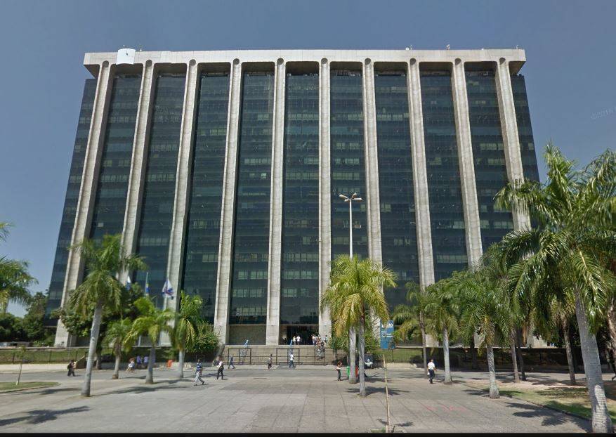 Advogado entra na justiça contra supersalários da Prefeitura