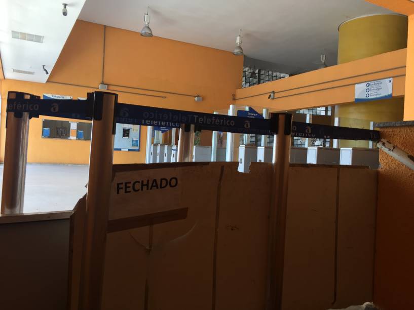 Materiais improvisados fecham o acesso a onde ficam as roletas na Esta&ccedil;&atilde;o Itarar&eacute;