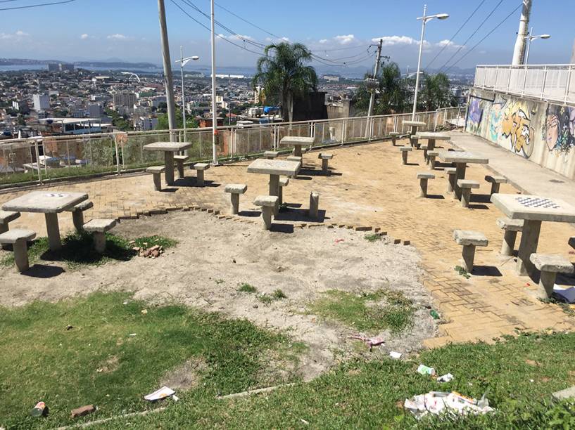 Praça mal conservada com pedras faltando