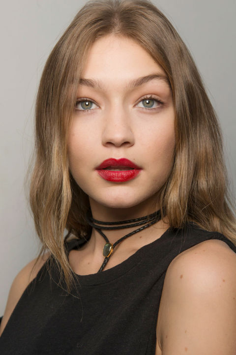 Cinco batons vermelhos para o Dia do Beijo