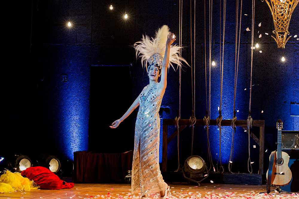 Aline Deluna dá show de carisma em peça sobre Josephine Baker