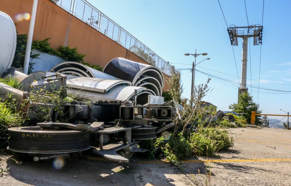 Entulho ocupa a Estação do Adeus