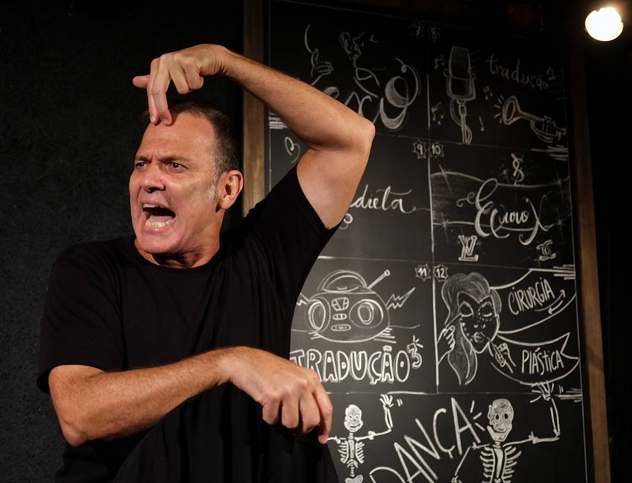 Crítica: Aloisio de Abreu diverte público com bufê de humor