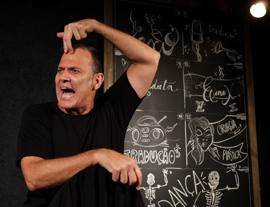 Crítica: Aloisio de Abreu diverte público com bufê de humor