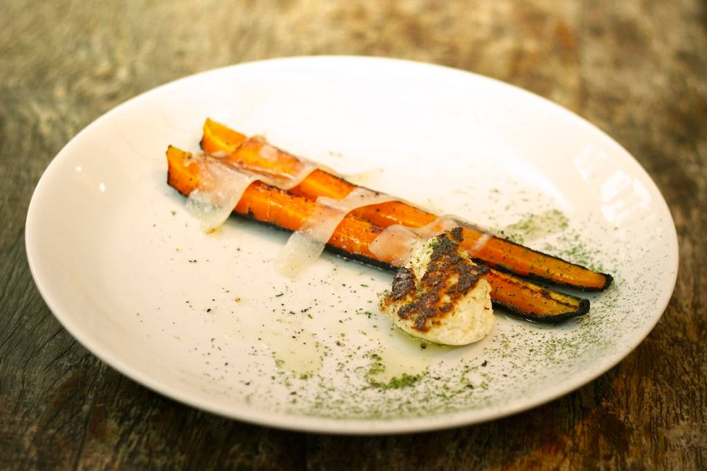 Pobre Juan da Barra prepara jantar no fogo de chão