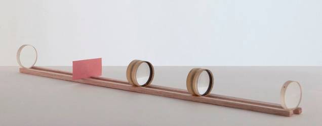 <em>Cloaking Device</em>, um jogo de lentes que torna um objeto invisível se olhado por entre elas <em>Cloaking Device</em>, um jogo de lentes que torna um objeto invisível se olhado por entre elas