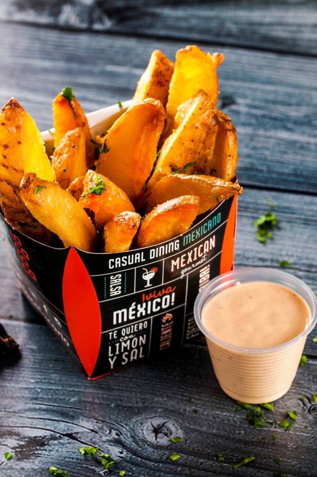 Batata frita com especiarias e ervas mais maionese de pimenta chipotle Batata frita com especiarias e ervas mais maionese de pimenta chipotle