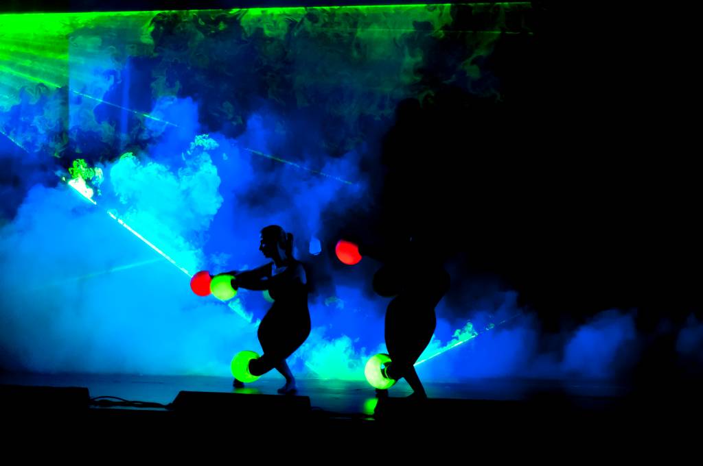 Laura Alvim recebe peça infantil com efeitos fosforescentes