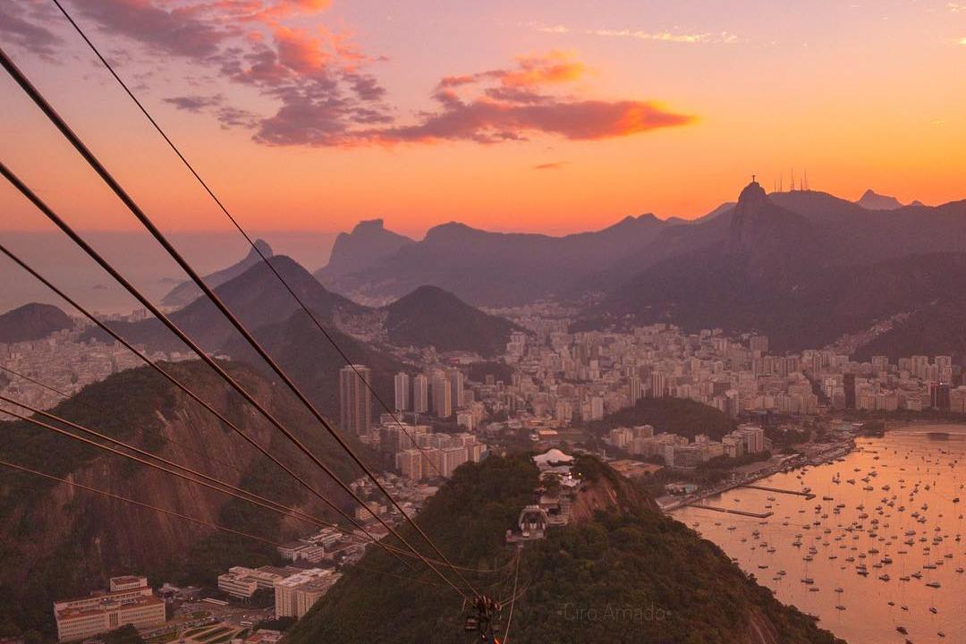 Pôr do sol em tons de rosa no Pão de Açúcar